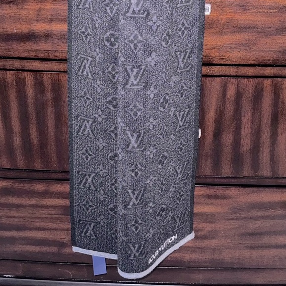 Louis Vuitton Monogram Scarf - Picture 6 of 7